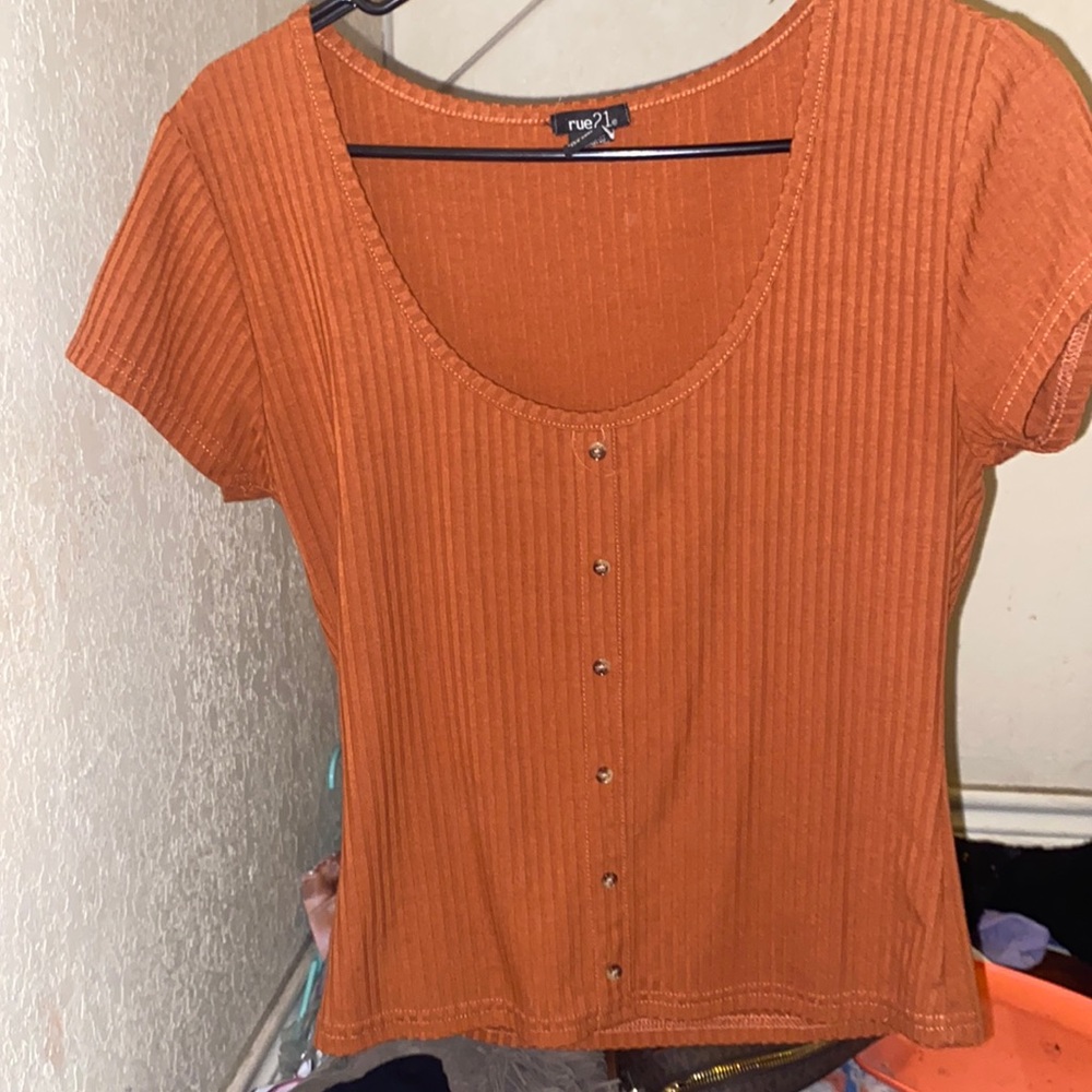 orange ribbed shirt